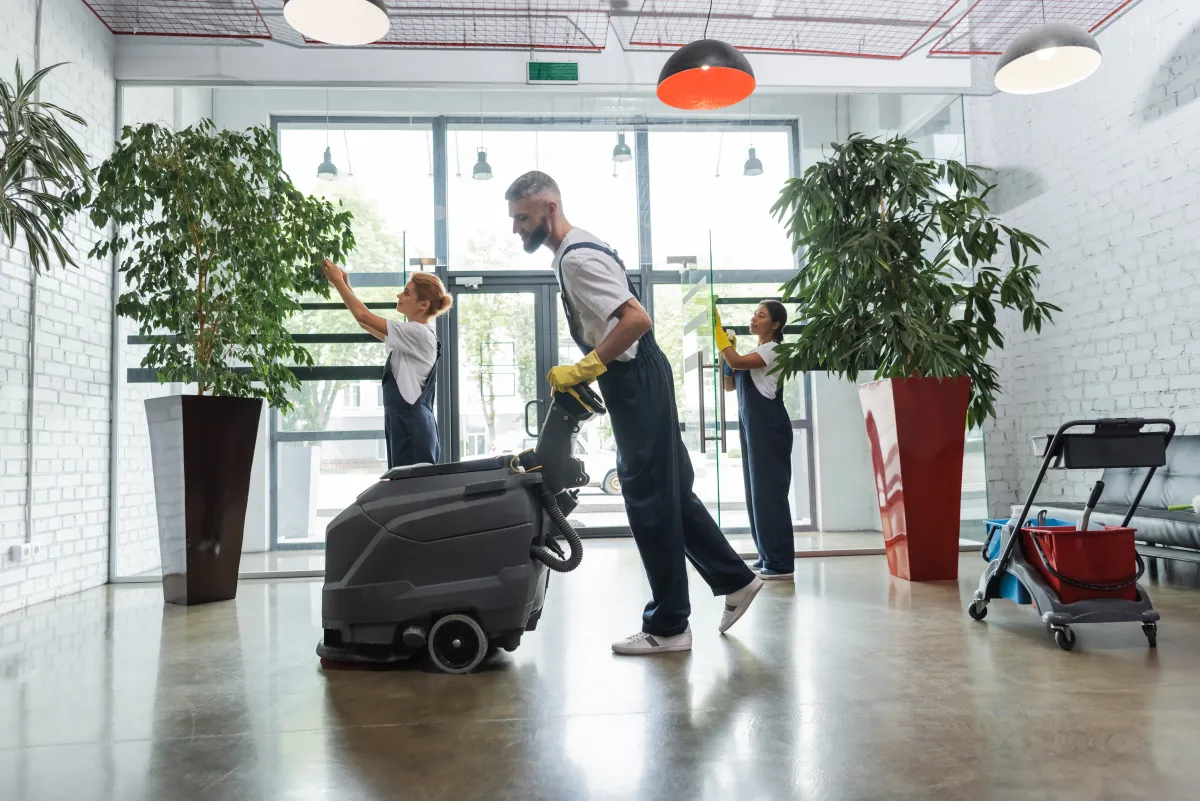 Reinigungskraft bei der Gebäudereinigung in einem Büro